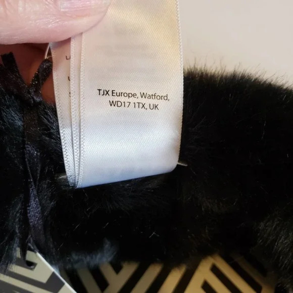 MAX STUDIO Faux Fur Pull Through Scarf Black Silky Soft Plush Warm NEW - Picture 4 of 6